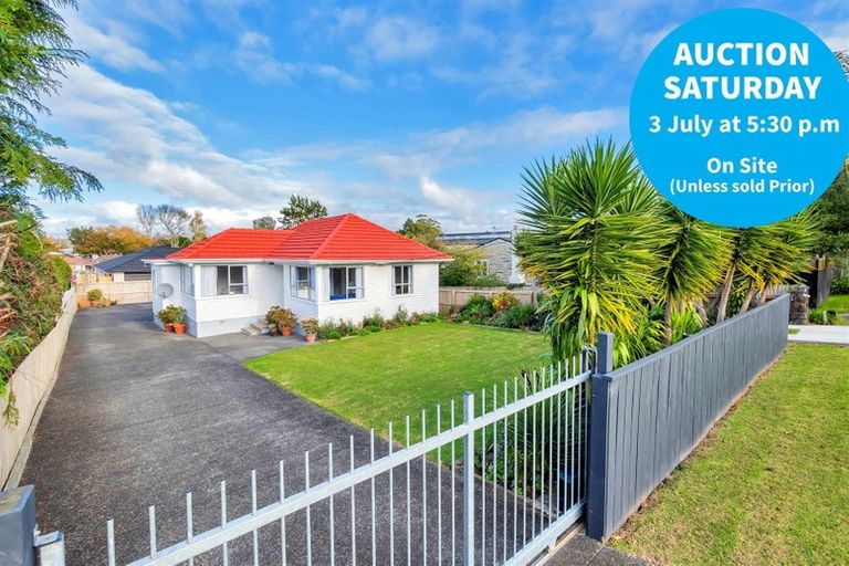 Photo of property in 9 Woodside Road, Massey, Auckland, 0614