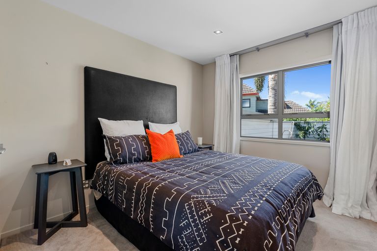 Photo of property in 1/33 Braemar Road, Rothesay Bay, Auckland, 0630