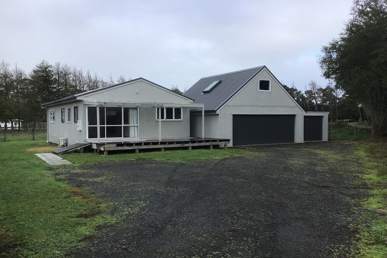 Photo of property in 60 Lathrope Road, Kumeu, 0892