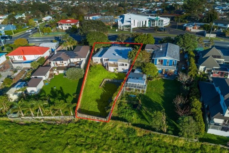 Photo of property in 50 Hobsonville Road, West Harbour, Auckland, 0618
