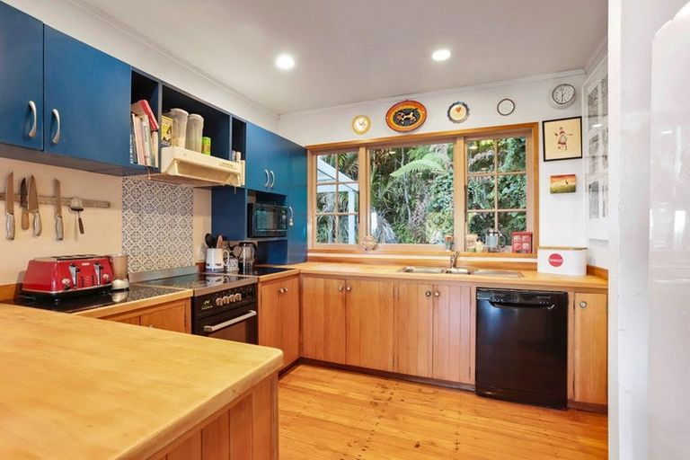 Photo of property in 867 West Coast Road, Oratia, Auckland, 0604