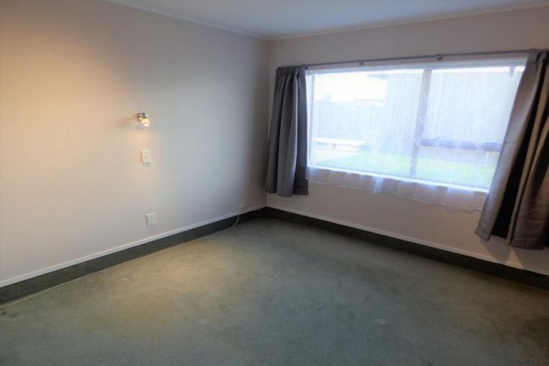 Photo of property in 17a Edgewater Parade, Waiuku, 2123