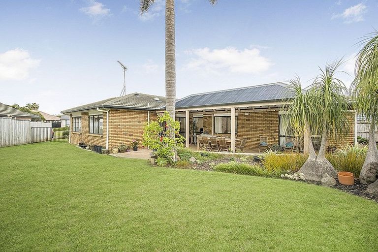 Photo of property in 70 Lothian Brae, Wattle Downs, Auckland, 2103