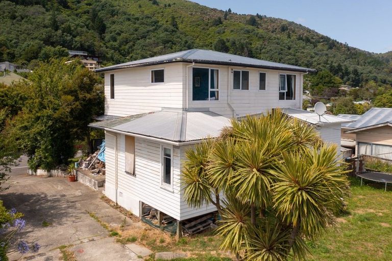 Photo of property in 147 Waikawa Road, Picton, 7220