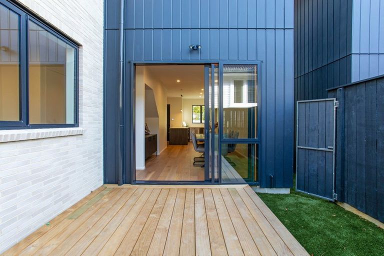 Photo of property in 17 Sandspit Road, Waiuku, 2123