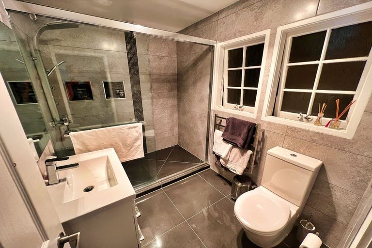 Photo of property in 20 Longbill Place, Glendene, Auckland, 0602