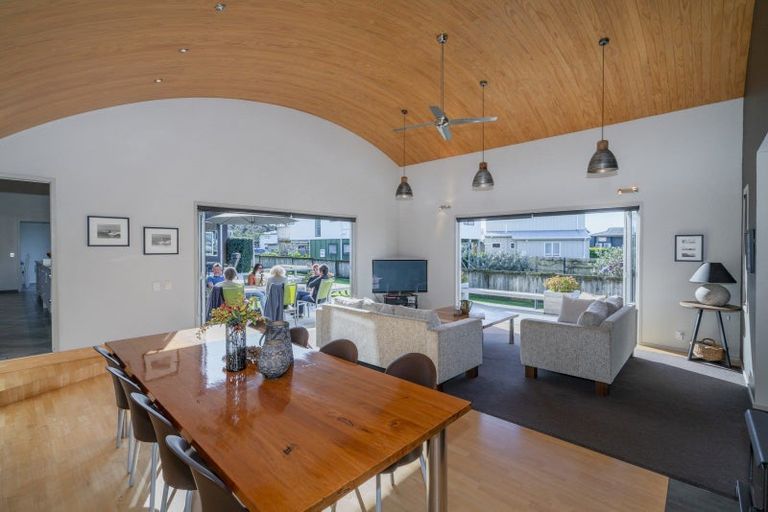 Photo of property in 17 Hahei Beach Road, Hahei, Whitianga, 3591