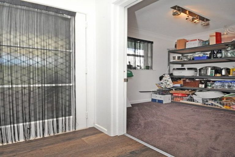 Photo of property in 27 Clinton Avenue, Te Atatu Peninsula, Auckland, 0610