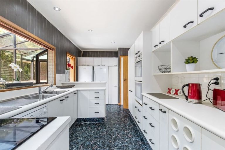 Photo of property in 14 Warrington Grove, Newlands, Wellington, 6037