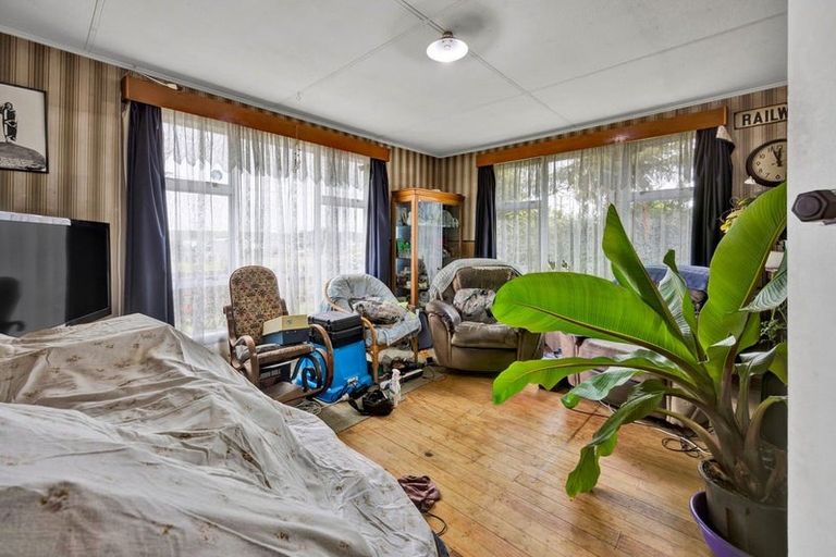 Photo of property in 12 Railway Street, Eltham, 4322