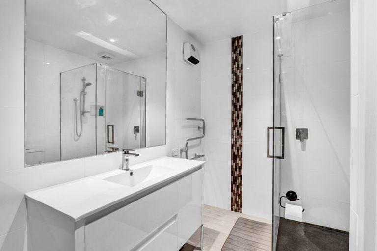 Photo of property in 5b Catherine Crescent, Moturoa, New Plymouth, 4310