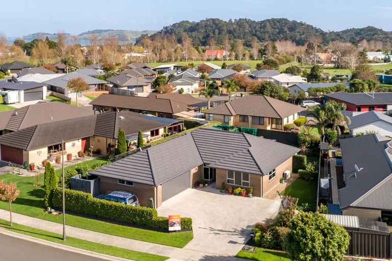 Photo of property in 13 Victoria Street, Coromandel, 3506