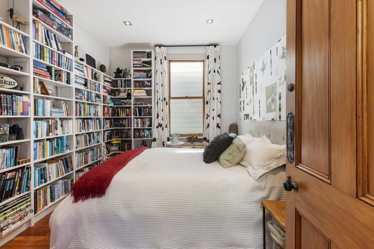 Photo of property in 43 Grove Road, Kelburn, Wellington, 6012