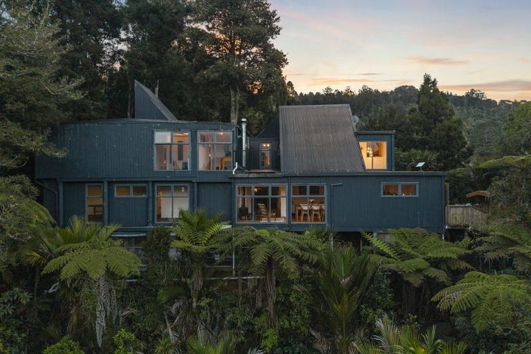 Photo of property in 186b Woodlands Park Road, Titirangi, Auckland, 0604