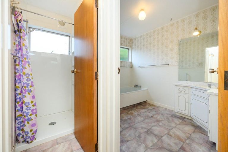 Photo of property in 24 Wikiriwhi Crescent, Awapuni, Palmerston North, 4412