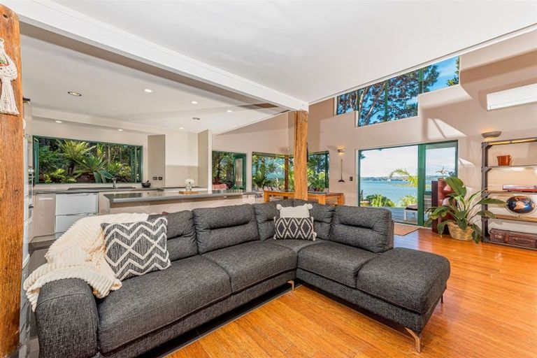 Photo of property in 215 West Harbour Drive, West Harbour, Auckland, 0618