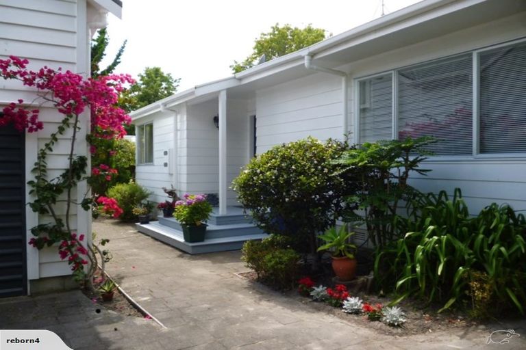 Photo of property in 2/20 Russell Street, Stanley Point, Auckland, 0624