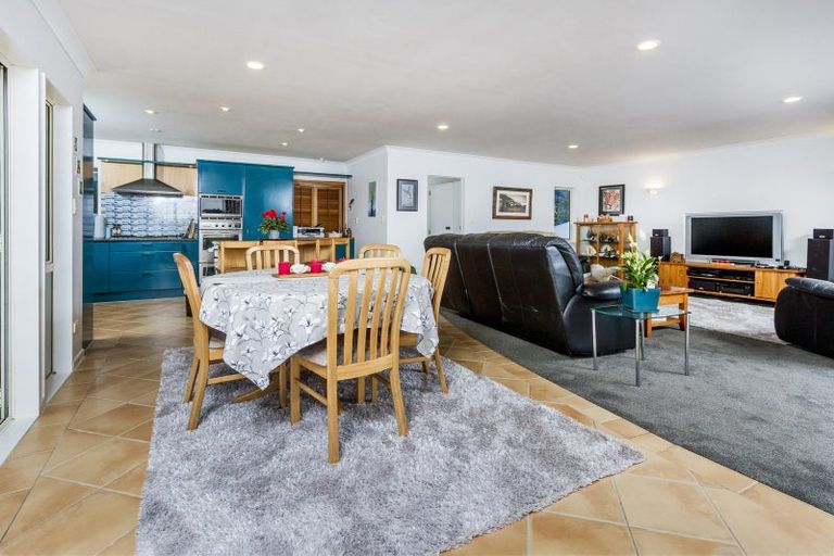 Photo of property in 121 Browns Bay Road, Browns Bay, Auckland, 0630