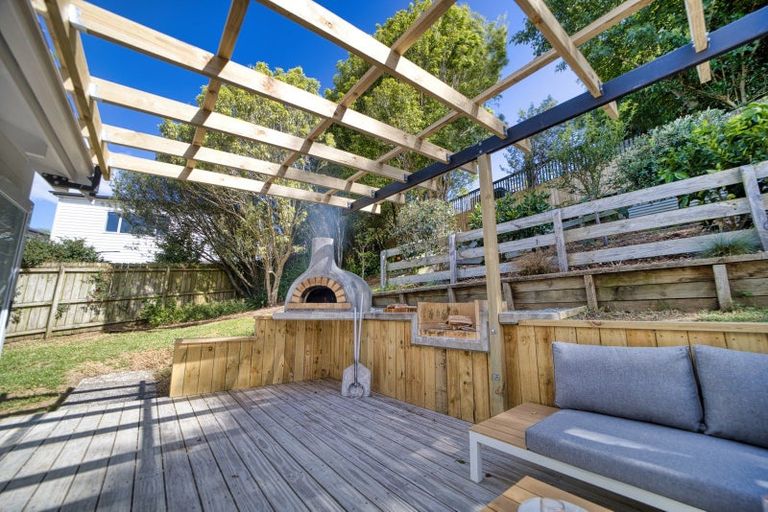 Photo of property in 15 Weka Close, Red Beach, 0932