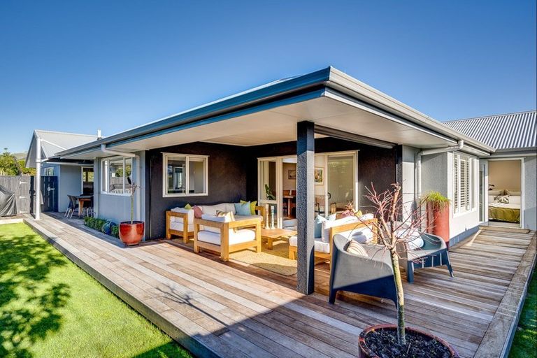 Photo of property in 16 Bourke Place, Havelock North, 4130