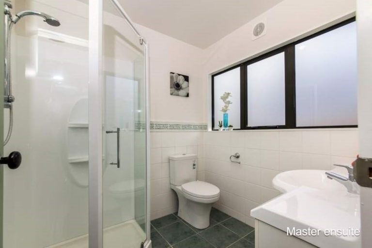 Photo of property in 20 Belvedere Court, West Harbour, Auckland, 0618