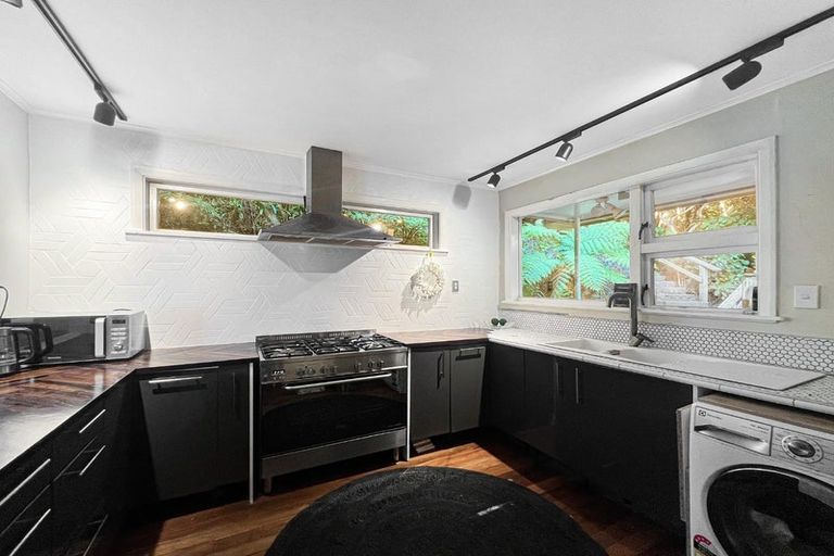 Photo of property in 5 Richmond Road, Mahina Bay, Lower Hutt, 5013