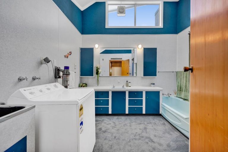 Photo of property in 8 Longview Drive, Merrilands, New Plymouth, 4312