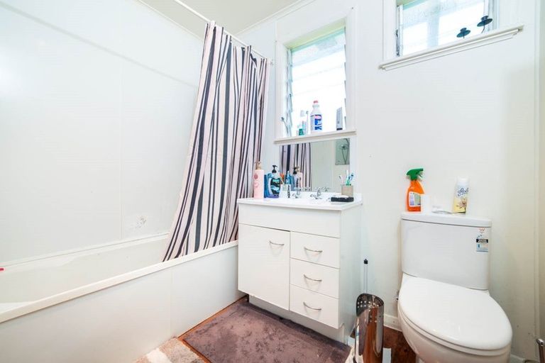 Photo of property in 32 Blease Street, New Lynn, Auckland, 0600