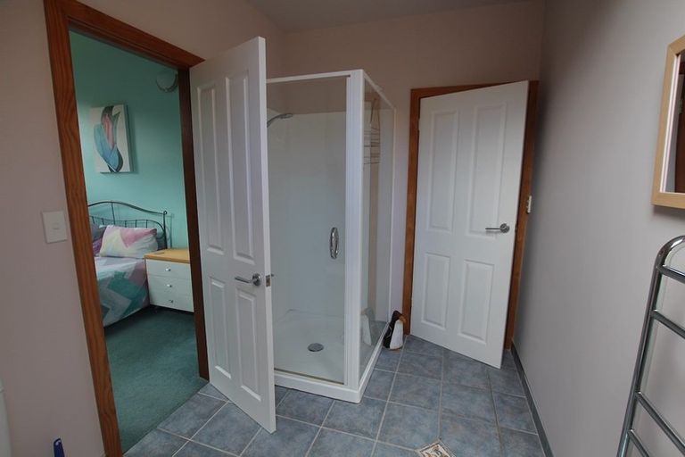 Photo of property in 2 Cascade Avenue, Waiatarua, Auckland, 0604