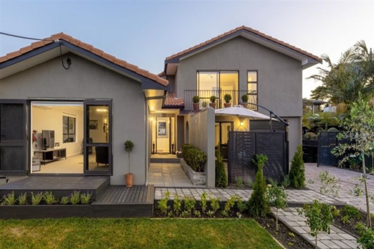 Photo of property in 8a Westbourne Road, Murrays Bay, Auckland, 0630