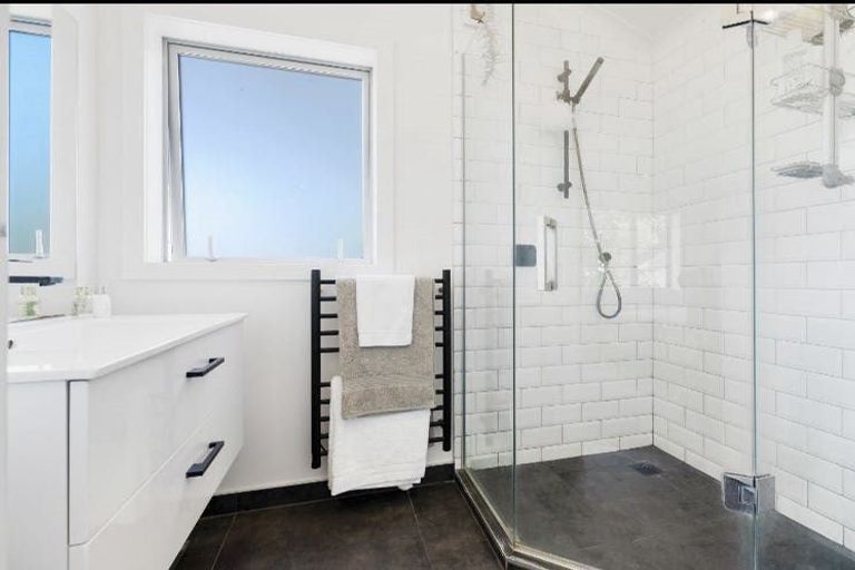 Photo of property in 2/19 Limmer Place, Browns Bay, Auckland, 0632