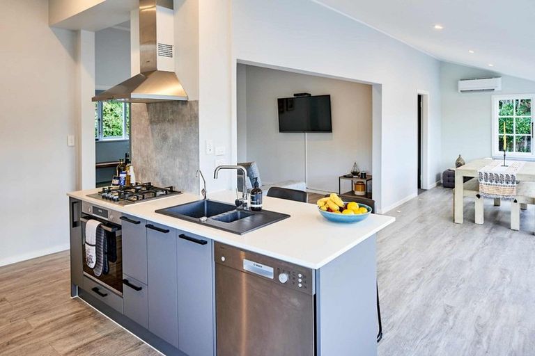 Photo of property in 28 Seaview Road, Paremata, Porirua, 5024