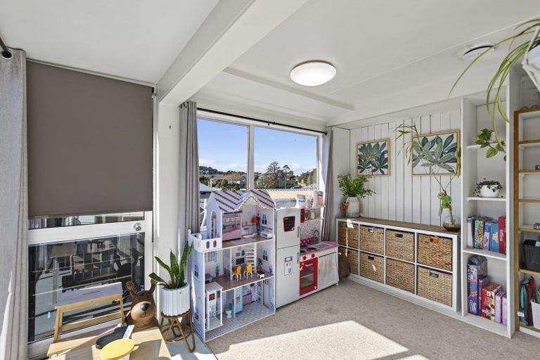 Photo of property in 35 Riversdale Drive, Merrilands, New Plymouth, 4312