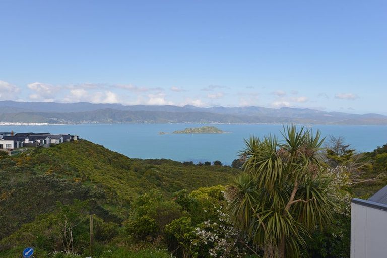 Photo of property in 5a Edgecombe Street, Newlands, Wellington, 6037