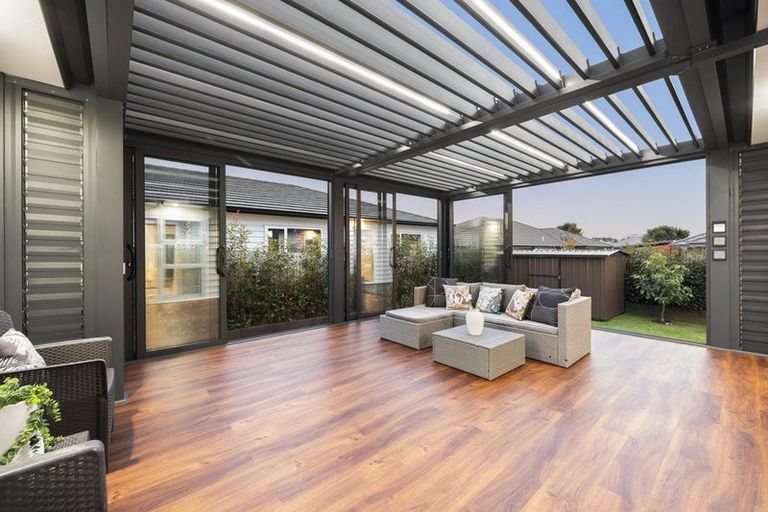 Photo of property in 16 Twin Parks Rise, Papakura, 2110