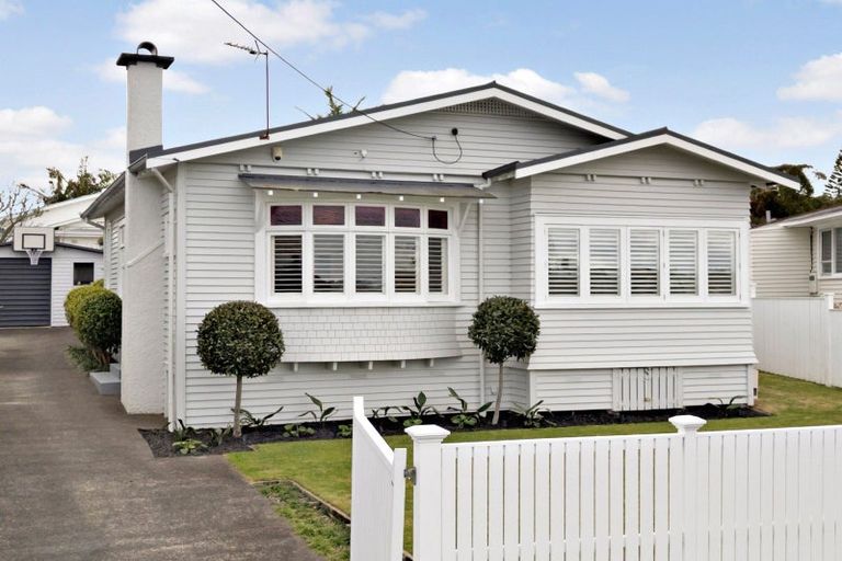 Photo of property in 15 David Street, Bayswater, Auckland, 0622