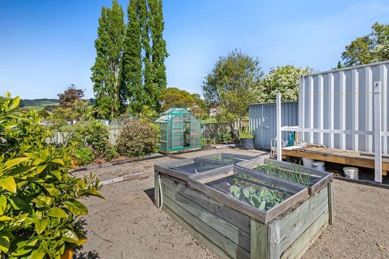 Photo of property in 8 Paraekaretu Street, Hunterville, 4730