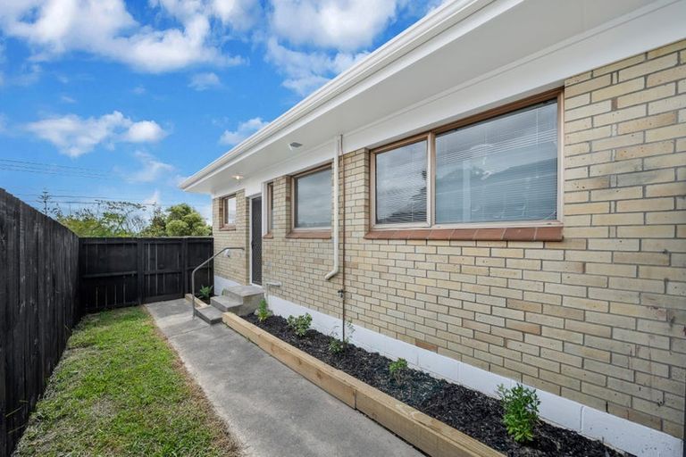 Photo of property in 2/52 Butterworth Drive, Glendene, Auckland, 0602
