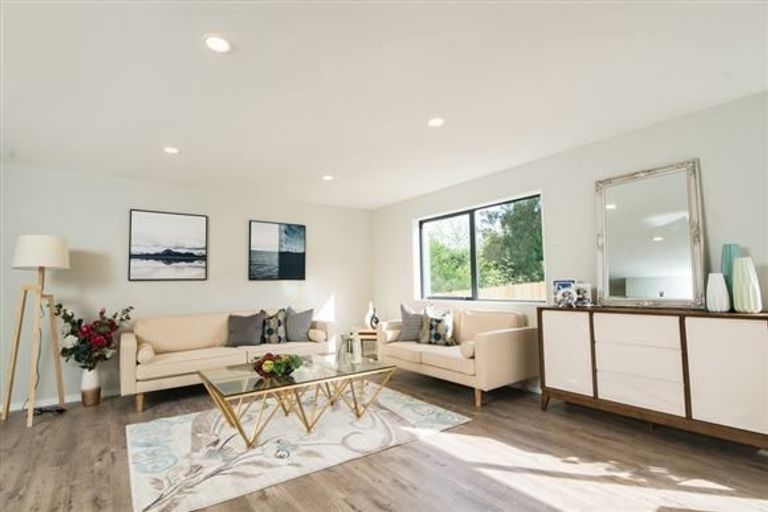 Photo of property in 11 Younger Lane, Massey, Auckland, 0614