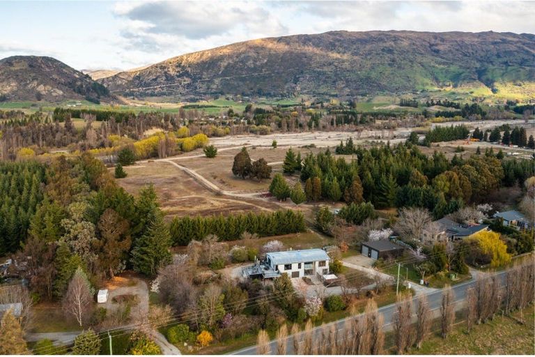 Photo of property in 289 Riverbank Road, Wanaka, 9382