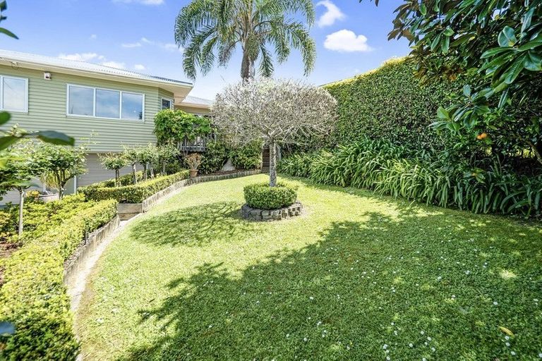 Photo of property in 72 Marine Parade, Mellons Bay, Auckland, 2014