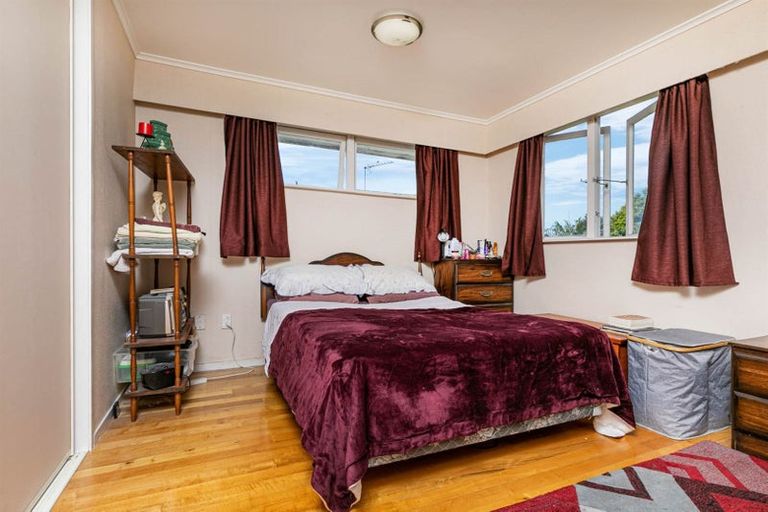 Photo of property in 17 Divich Avenue, Te Atatu South, Auckland, 0610