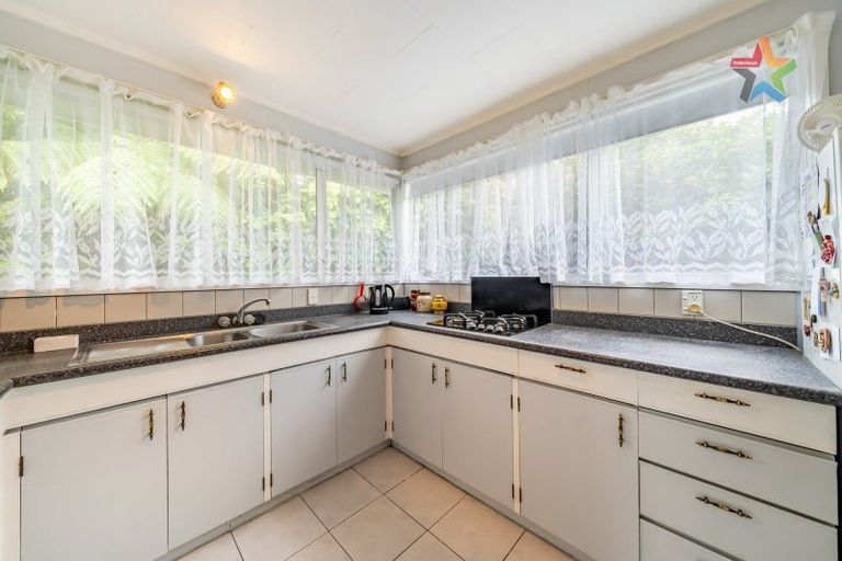Photo of property in 2 Honeysuckle Grove, Maungaraki, Lower Hutt, 5010