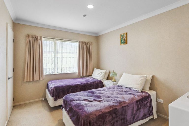 Photo of property in 15 Balmerino Grove, Waikanae, 5036