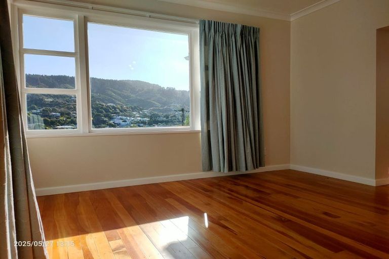 Photo of property in 5 Larsen Crescent, Tawa, Wellington, 5028