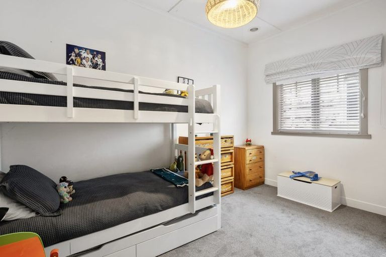 Photo of property in 112 Onepu Road, Lyall Bay, Wellington, 6022