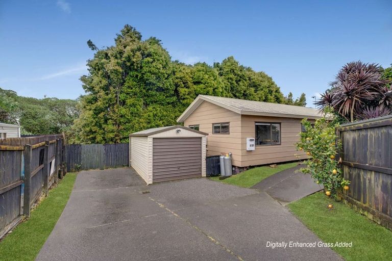 Photo of property in 2/10 Kirklow Place, Goodwood Heights, Auckland, 2105
