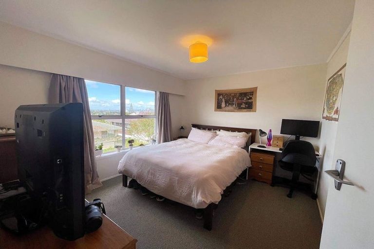 Photo of property in 1/48 Ravenwood Drive, Forrest Hill, Auckland, 0620