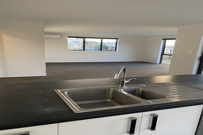 Photo of property in 8 Albatross Lane, Welcome Bay, Tauranga, 3112