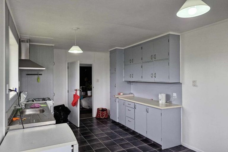 Photo of property in 7 Oawai Place, Marfell, New Plymouth, 4310